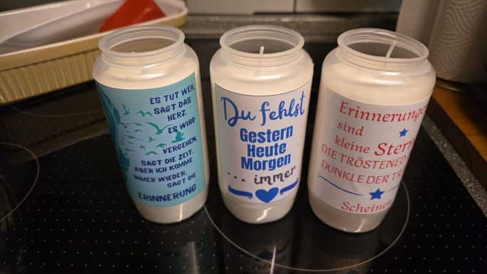 Grabkerzen mit Vinylaufkleber
